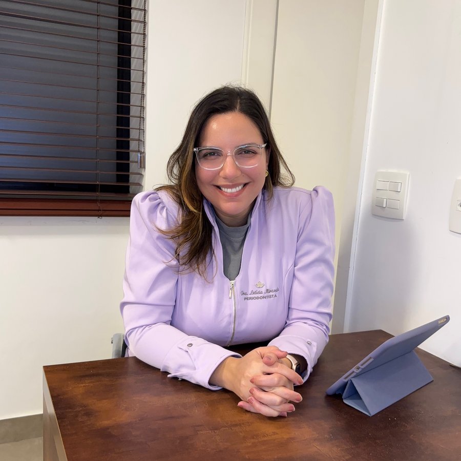 Dra. Letícia Miranda, periodontista, no consultório em Petrópolis/RJ